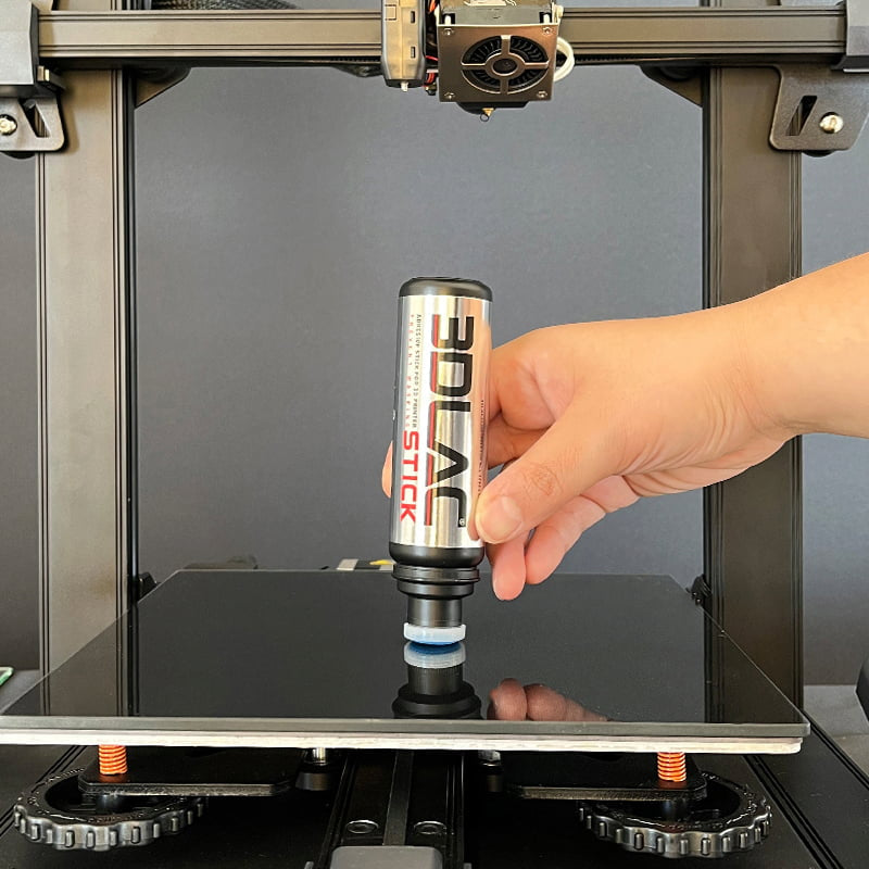 Aplicação da cola em stick 3DLAC Stick Water na base da impressora 3D